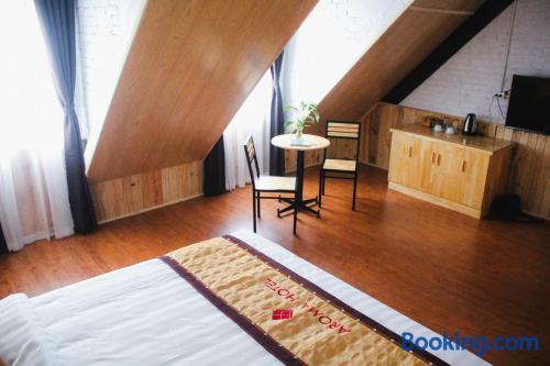 Habitación con cama extragrande y vistas al mar