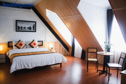 Habitación con cama extragrande y vistas al mar