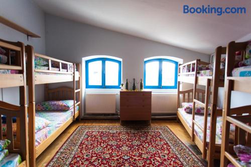 Cama individual en dormitorio mixto