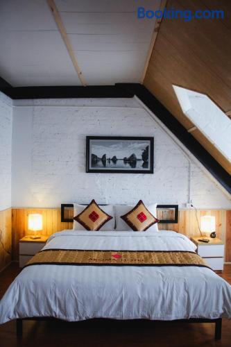 Habitación con cama extragrande y vistas al mar