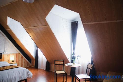 Habitación con cama extragrande y vistas al mar