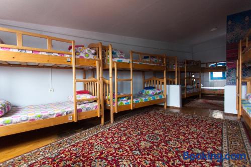 Cama individual en dormitorio mixto