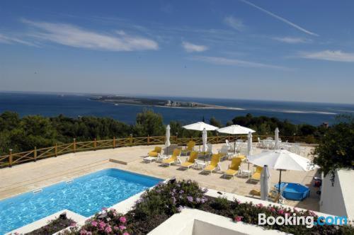 Aconchegante apartamento de un dormitório. Terraço e piscina