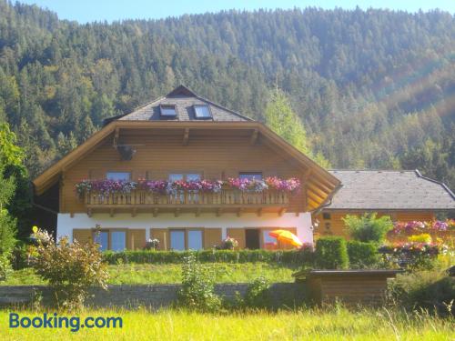 Umfangreiche Wohnung in Weissensee. Mit Kinderbett