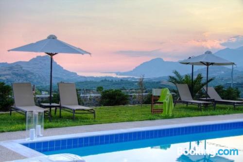 Appartement avec terrasse. Lefkogeia à vos pieds