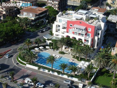 Grand appartement. Terrasse et Wifi!