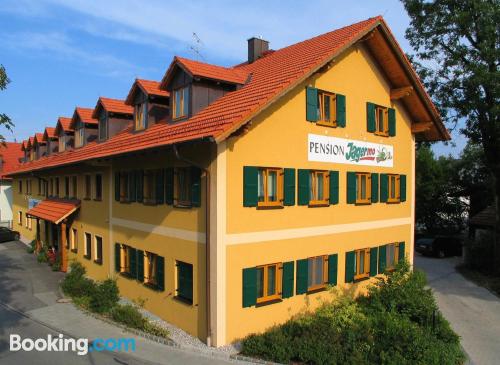 Wohnung mit Terrasse. Klein und in der Innenstadt