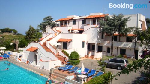 Appartement avec piscine et l'air concdetionné. Terrasse et Internet!