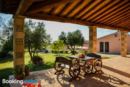 Perto do centro e terraço em Pitigliano. Ideal para famílias