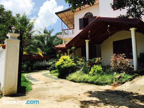 Apt mit Internet und Terrasse. In Kandy