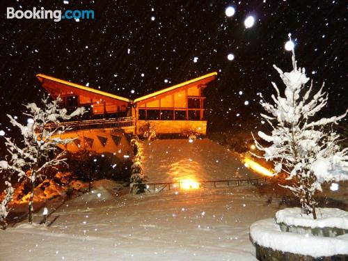 Dans une excellente position et terrasse à Benasque. Chauffage