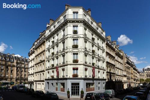 Apartamento para duas pessoas à Paris. Internet!