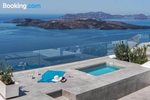 Apartamento com piscina e ar condicionado, ideal para 2 pessoas.