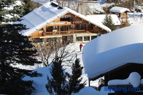 App met terras. La Clusaz aan zijn voeten!