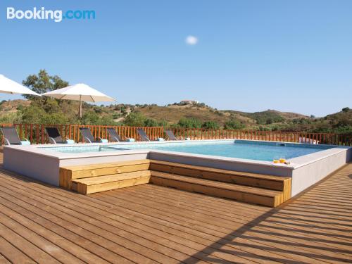 Apartamento con terraza y piscina