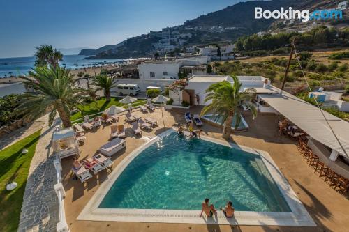 Appartement avec terrasse. Mylopotas à vos pieds