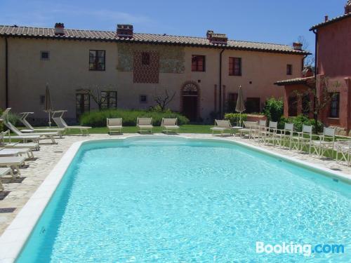 Appartement avec piscine. À Gambassi Terme