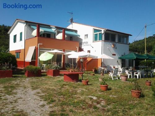 Klein Apt in Marina Di Campo. Terrasse!