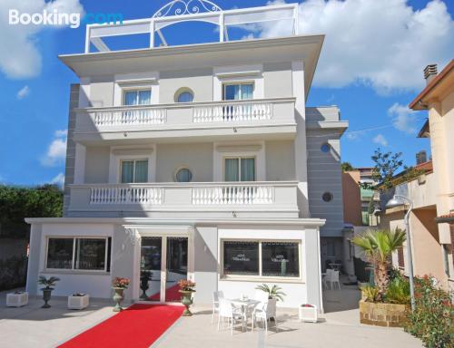 Apt mit Internet und Terrasse. In Rimini