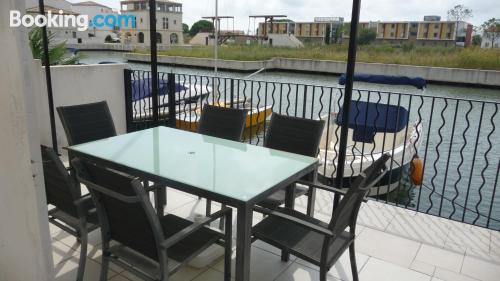 Apartamento de tres dormitorios con conexión a internet y terraza