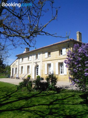 Prático apartamento em Saint-Magne-de-Castillon. Terraço e piscina