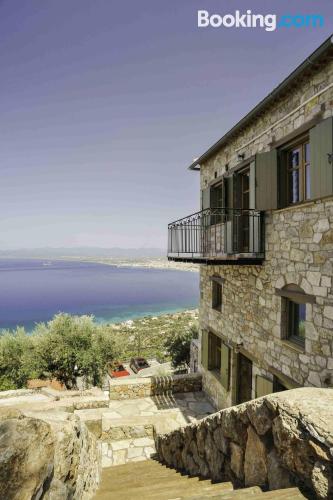 Kalamata à vos pieds. Terrasse et Wifi!