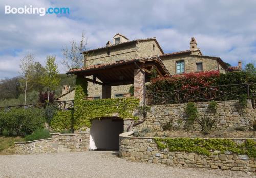 Apartamento para grupos em Cortona. Terraço e piscina