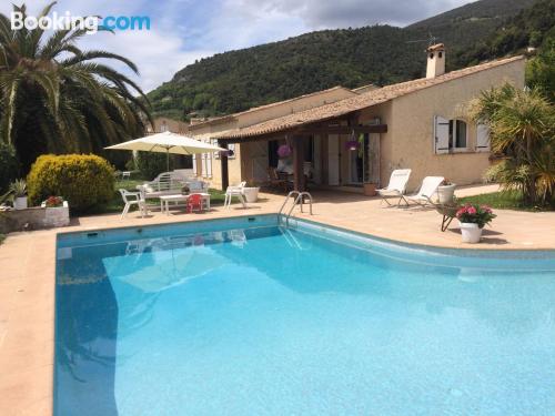 Tourrettes-sur-Loup aan zijn voeten! Terras en zwembad