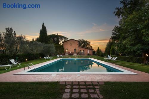 Appartamento con piscina. Acquaviva dalla vostra finestra!