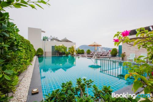 Apartamento em Praia de Patong. Terraço e piscina