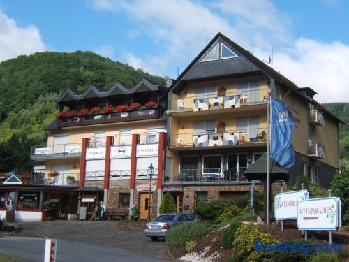 Ample appartement avec deux chambres. Terrasse et Wifi!