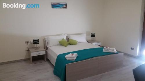 Apartamento bien ubicado con terraza y internet