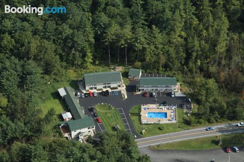 Cantinho em Lake George. Piscina e terraço