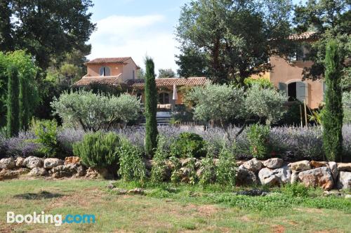 Klein Ferienwohnung in Saint-Maximin-la-Sainte-Baume. Pool und Terrasse