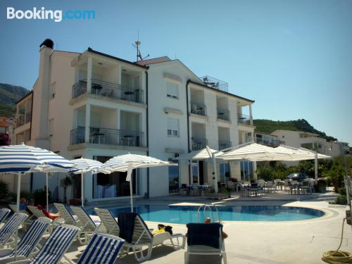 Pequeno apartamento para 2 pessoas. Terraço e piscina