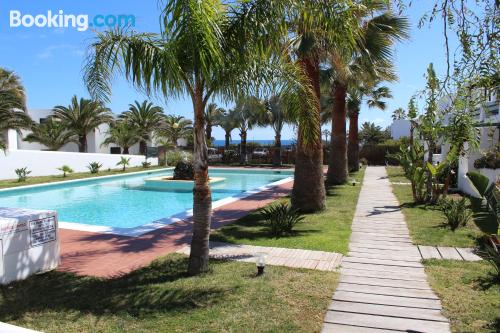 Extenso apartamento em Charco del Palo. Terraço e piscina