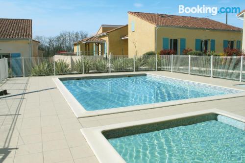 Central location with pool in Barbotan-les-Thermes. Ideal for families