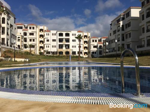 Apartamento con piscina y aire acondicionado y terraza