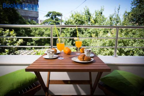 Apartamento com Internet. Terraço!