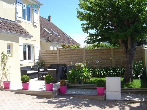 Grand appartement dans le centre. Terrasse et Internet!