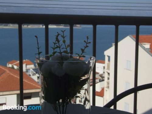 Appartement de deux chambres à Trogir. Terrasse et Wifi!