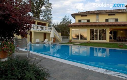 Apartamento con piscina y terraza