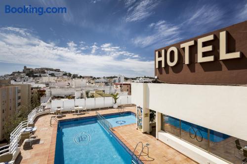 Prático apartamento em Cidade de Ibiza. Terraço e piscina