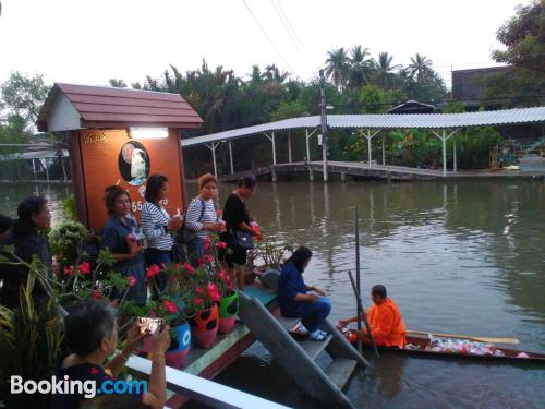 Appartement avec Internet et terrasse. Amphawa à vos pieds