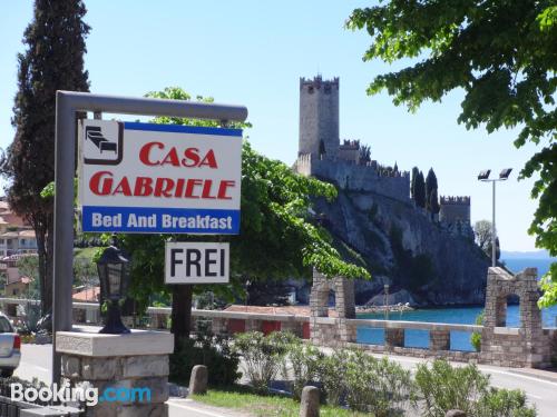 Malcesine, in der Innenstadt. Internet!