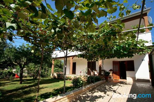 Pequeño apartamento dos personas con terraza