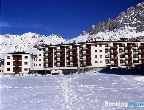 Buena zona y terraza en Formigal con piscina