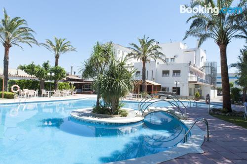 Petit appartement à Empuriabrava. Piscine!.