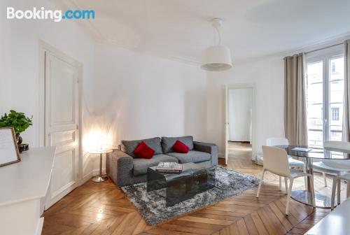 Espaçoso apartamento em Paris. Calefação e Wi-fi