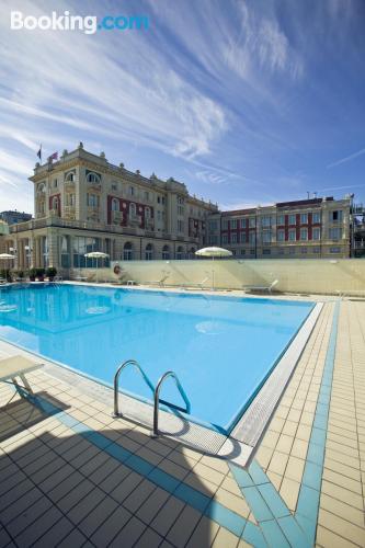 Apartamento con wifi, terraza y piscina